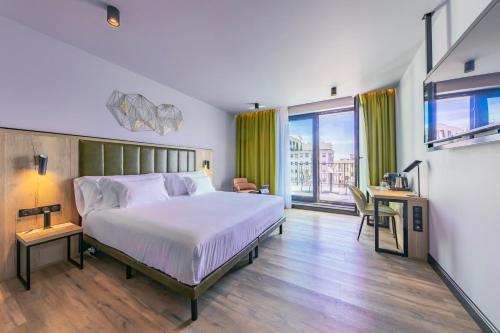 Habitación Doble Deluxe con vistas - 1 cama grande del hotel Barcelo Budapest. Foto 5
