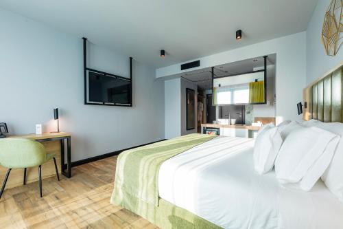 Habitación Doble Deluxe con vistas - 1 cama grande del hotel Barcelo Budapest. Foto 8