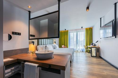 Habitación Doble Deluxe con vistas - 1 cama grande del hotel Barcelo Budapest. Foto 10