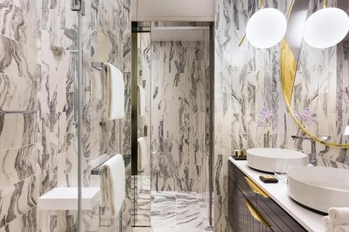 Habitación Deluxe del hotel La Clef Champs-Élysées Paris By The Crest Collection. Foto 1