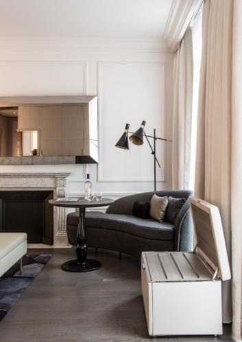 Habitación Deluxe del hotel La Clef Champs-Élysées Paris By The Crest Collection. Foto 2