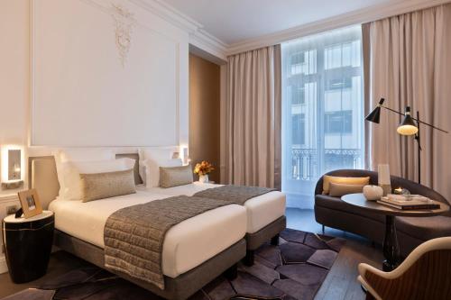Habitación Deluxe del hotel La Clef Champs-Élysées Paris By The Crest Collection. Foto 3