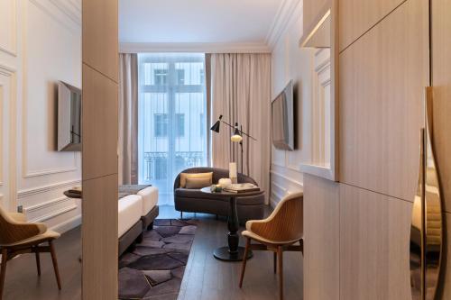 Habitación Deluxe del hotel La Clef Champs-Élysées Paris By The Crest Collection. Foto 4