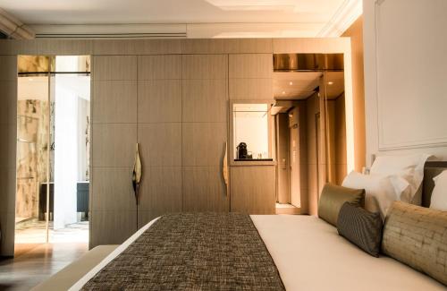 Habitación Deluxe del hotel La Clef Champs-Élysées Paris By The Crest Collection. Foto 5