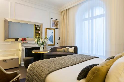 Habitación Deluxe del hotel La Clef Champs-Élysées Paris By The Crest Collection. Foto 6