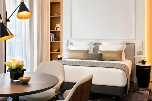 Habitación Superior del hotel La Clef Champs-Élysées Paris By The Crest Collection. Foto 1