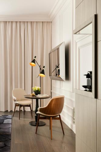 Habitación Superior del hotel La Clef Champs-Élysées Paris By The Crest Collection. Foto 4