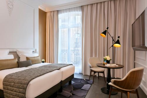 Habitación Deluxe del hotel La Clef Champs-Élysées Paris By The Crest Collection. Foto 4