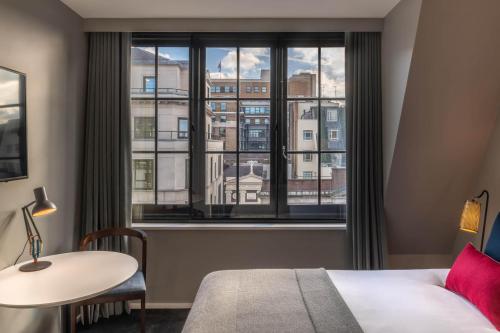 Habitación con 1 cama extragrande o 2 individuales del hotel The Resident Covent Garden