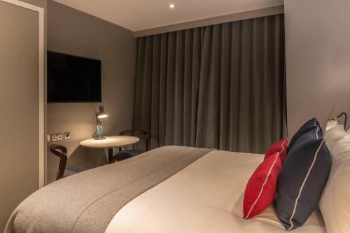 Habitación con 1 cama extragrande o 2 individuales del hotel The Resident Covent Garden. Foto 1