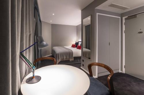 Habitación con 1 cama extragrande o 2 individuales del hotel The Resident Covent Garden. Foto 5