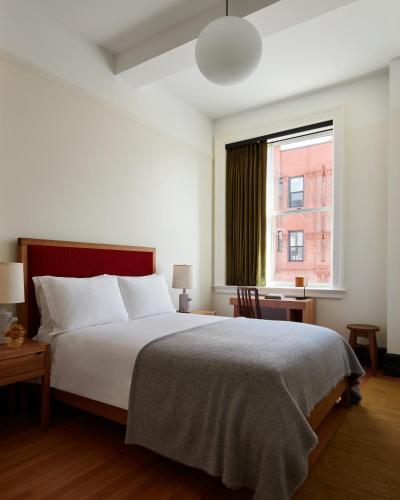 Estudio con cama grande del hotel Nine Orchard. Foto 1