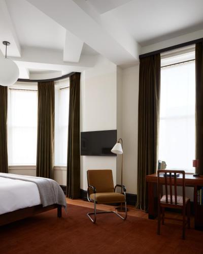 Habitación Esquinera con cama extragrande del hotel Nine Orchard. Foto 2