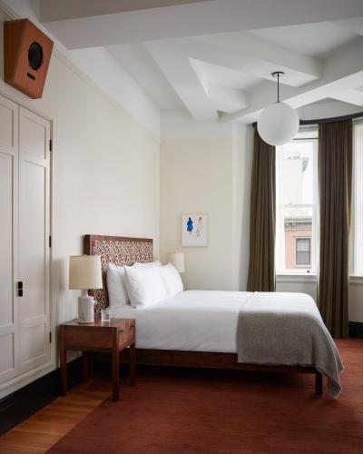 Habitación Esquinera con cama extragrande del hotel Nine Orchard. Foto 4