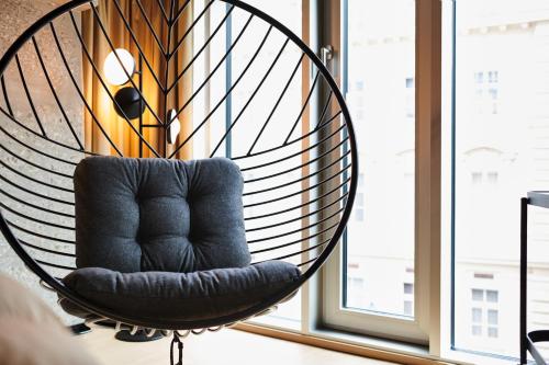 In - Tune Hanging Chair Room del hotel Jaz In The City Vienna. Foto 1
