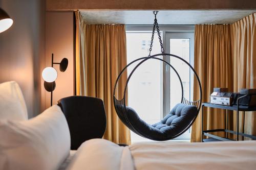 In - Tune Hanging Chair Room del hotel Jaz In The City Vienna. Foto 2