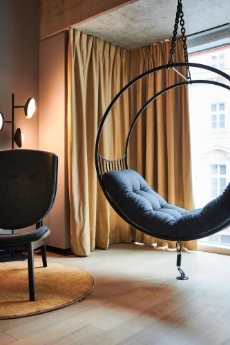 In - Tune Hanging Chair Room del hotel Jaz In The City Vienna. Foto 3