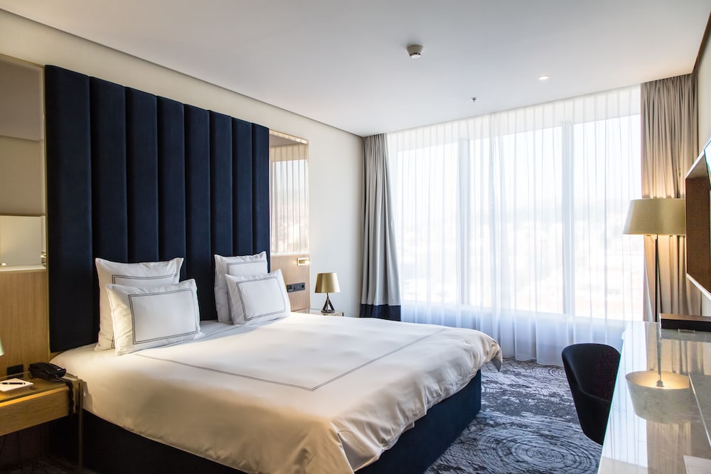 Habitación Clásica Suiza King del hotel Swissotel Sarajevo. Foto 2