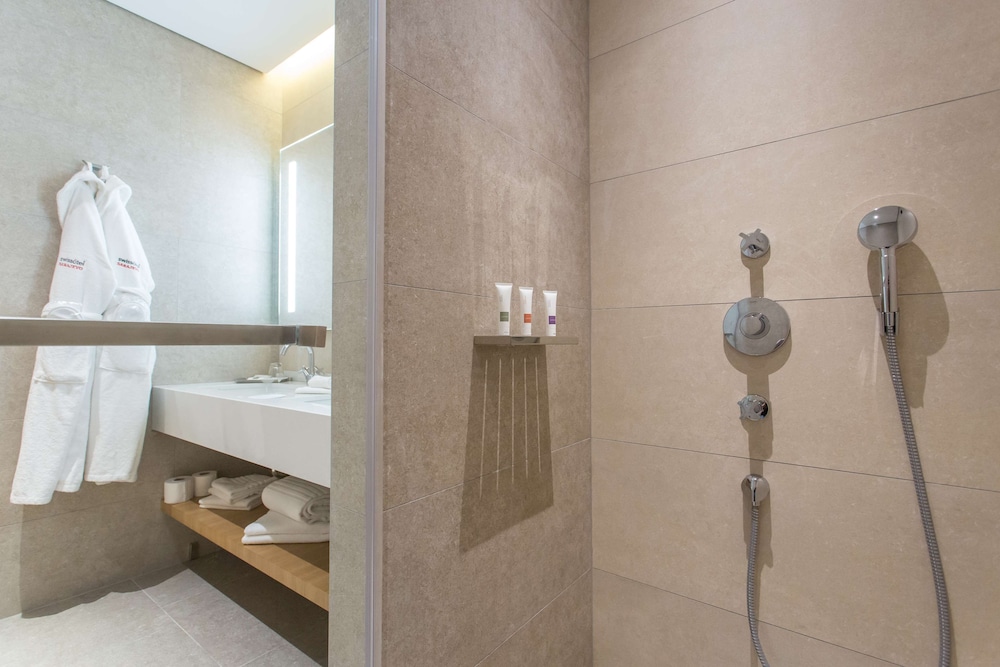 Habitación Clásica Suiza King del hotel Swissotel Sarajevo. Foto 3