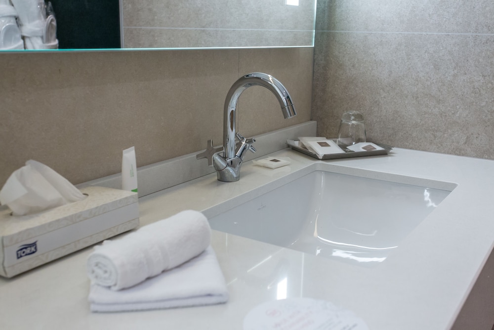 Habitación Premier Suiza King del hotel Swissotel Sarajevo. Foto 3