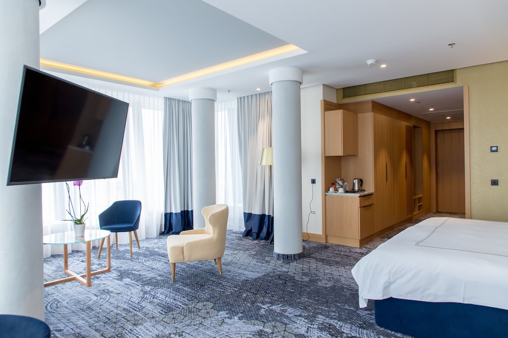 Suite Junior Panorama del hotel Swissotel Sarajevo. Foto 1