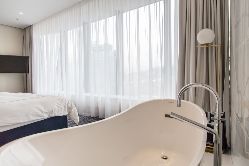 Suite Ejecutiva Panorama del hotel Swissotel Sarajevo. Foto 2
