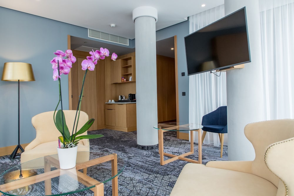 Suite Ejecutiva Panorama del hotel Swissotel Sarajevo. Foto 3