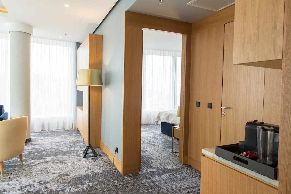 Suite Ejecutiva Panorama del hotel Swissotel Sarajevo. Foto 4