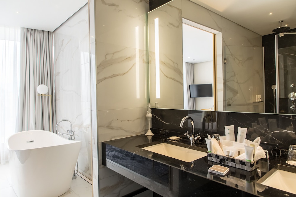 Suite Ejecutiva Panorama del hotel Swissotel Sarajevo. Foto 6