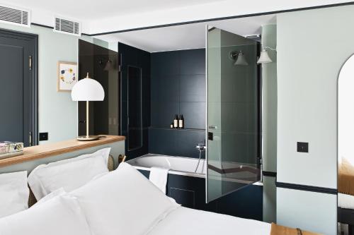 Habitación Passiflore con balcón - 1 cama grande del hotel Hôtel Botaniste. Foto 1