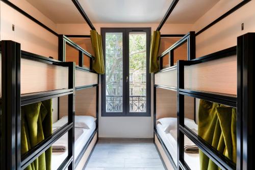 Cama en habitación femenina compartida de 4 camas del hotel Paris. Foto 1