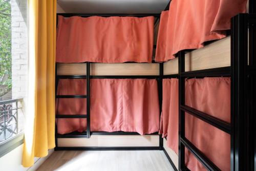 Litera en habitación compartida - Solo mujeres del hotel Paris. Foto 3