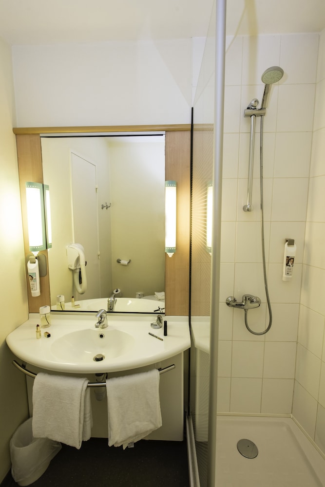 Habitación estándar con camas individuales del hotel ibis Chateau Thierry. Foto 3