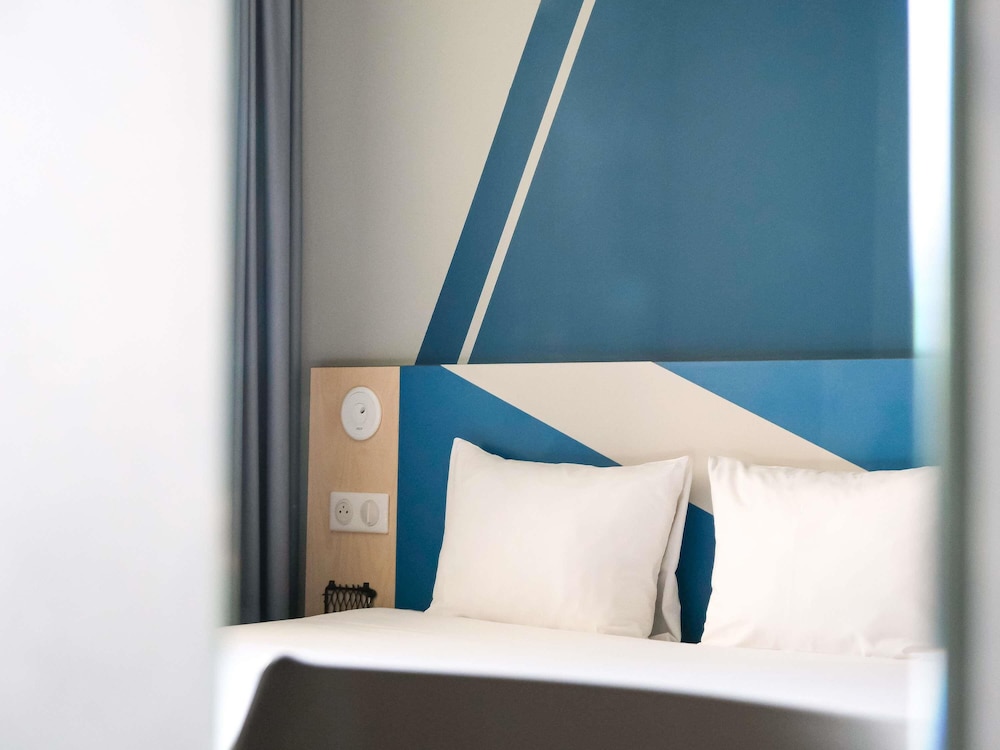 Habitación doble con cama de gran tamaño del hotel Ibis Budget Toulouse Aéroport