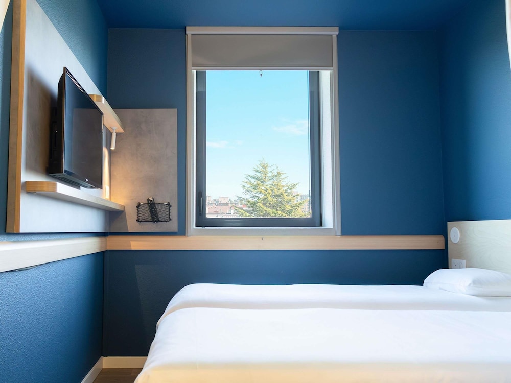 Habitación con dos camas individuales del hotel Ibis Budget Toulouse Aéroport