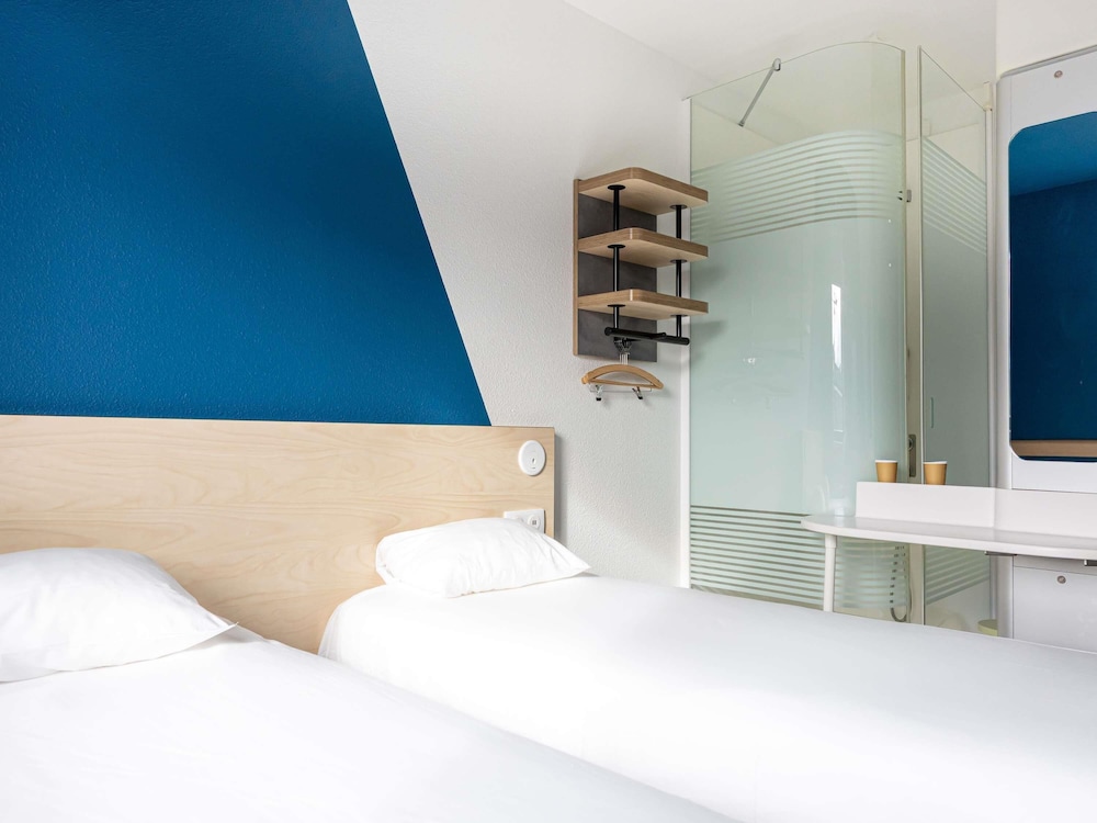 Habitación con dos camas individuales del hotel Ibis Budget Toulouse Aéroport. Foto 1