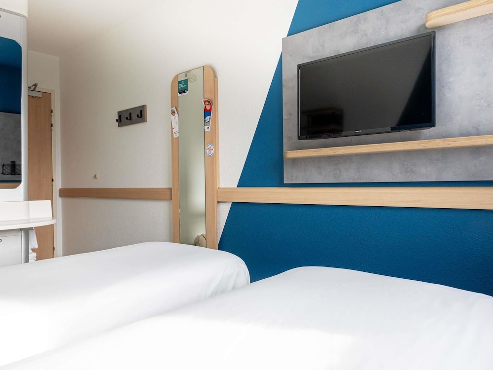 Habitación con dos camas individuales del hotel Ibis Budget Toulouse Aéroport. Foto 2