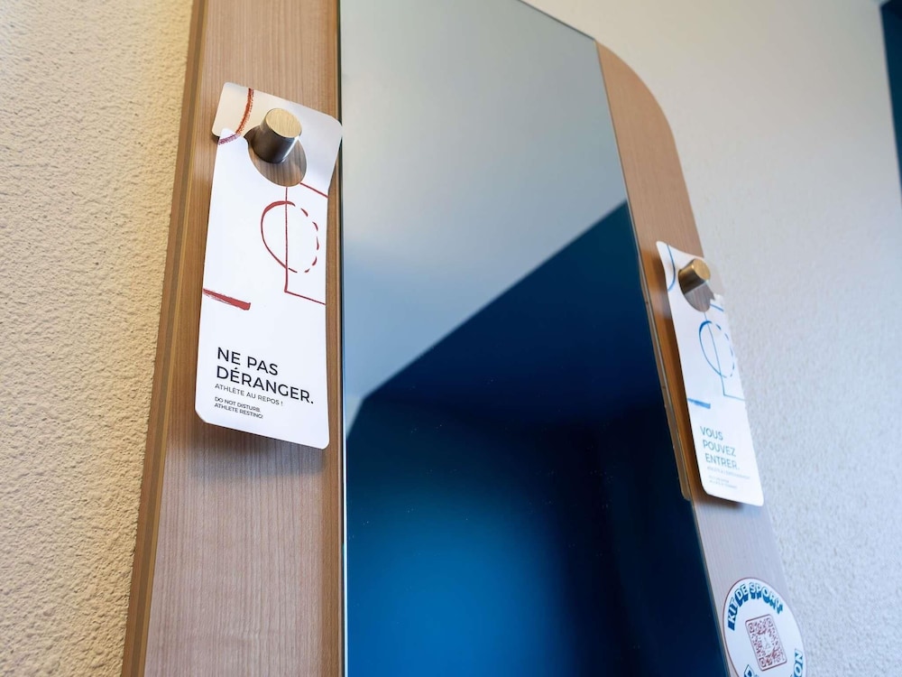 Habitación TRIPLE con una cama de gran tamaño y litera del hotel Ibis Budget Toulouse Aéroport