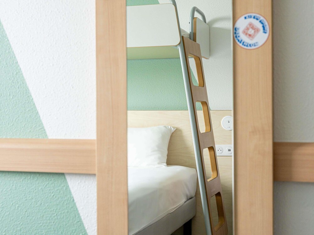 Habitación TRIPLE con una cama de gran tamaño y litera del hotel Ibis Budget Toulouse Aéroport. Foto 1