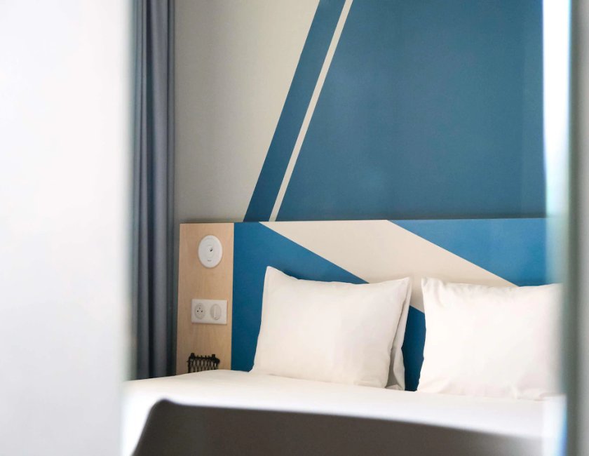 Habitación doble con cama de gran tamaño del hotel Ibis Budget Toulouse Aéroport. Foto 2