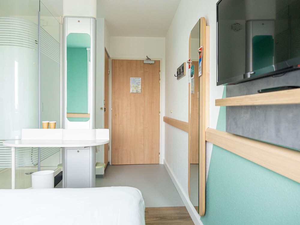 Habitación con dos camas individuales del hotel Ibis Budget Toulouse Aéroport. Foto 3