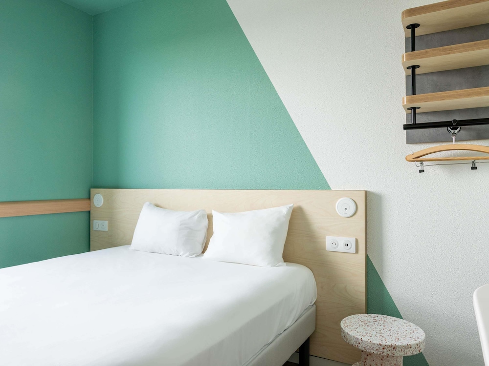 Habitación doble con cama de gran tamaño del hotel Ibis Budget Toulouse Aéroport. Foto 2