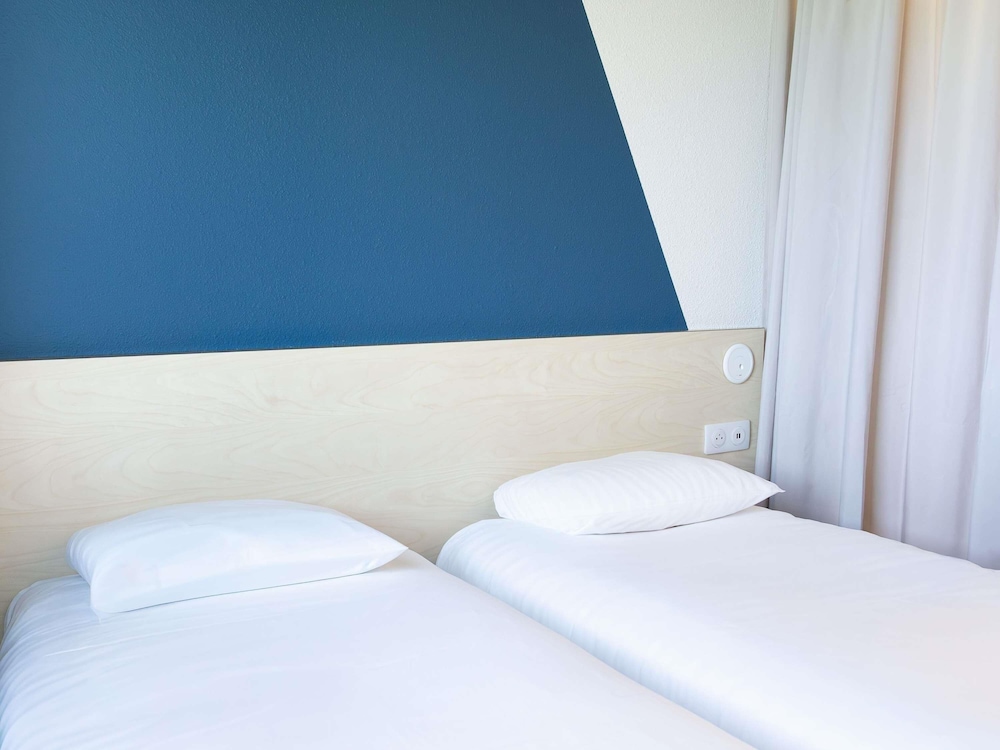 Habitación doble con cama de gran tamaño del hotel Ibis Budget Toulouse Aéroport. Foto 4
