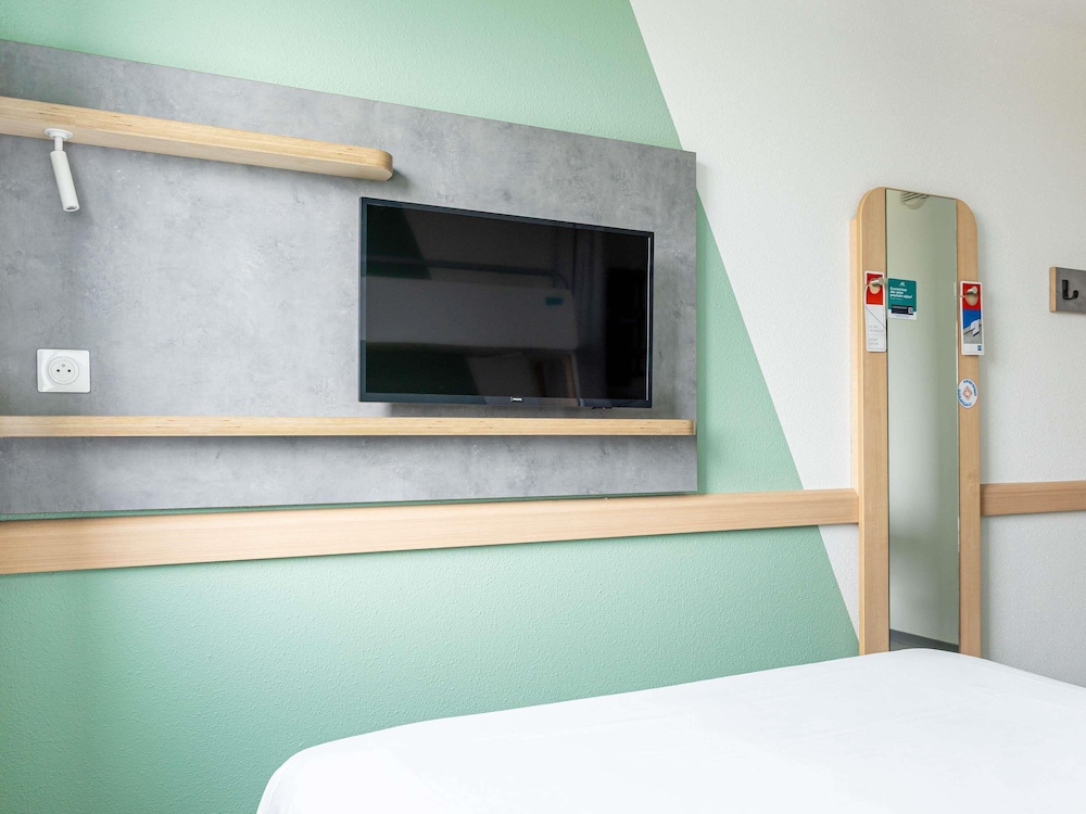 Habitación doble con cama de gran tamaño del hotel Ibis Budget Toulouse Aéroport. Foto 5
