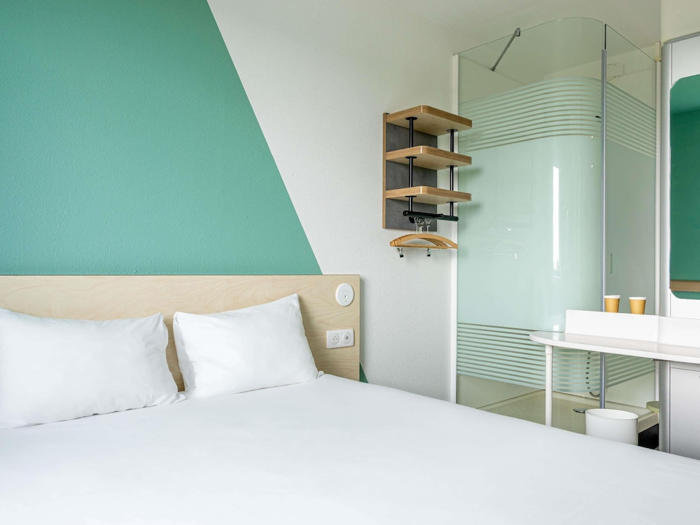 Habitación doble con cama de gran tamaño del hotel Ibis Budget Toulouse Aéroport. Foto 7