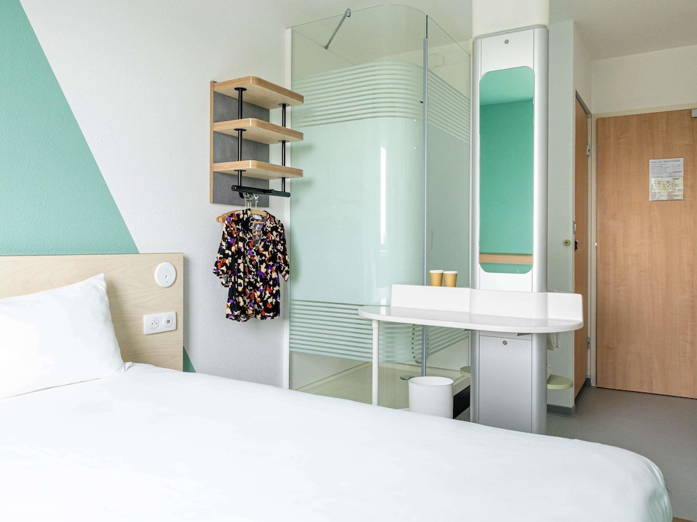 Habitación doble con cama de gran tamaño del hotel Ibis Budget Toulouse Aéroport. Foto 8
