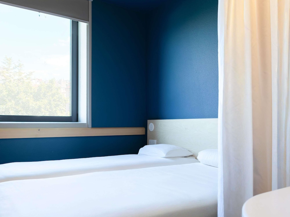 Habitación con dos camas individuales del hotel Ibis Budget Toulouse Aéroport. Foto 4