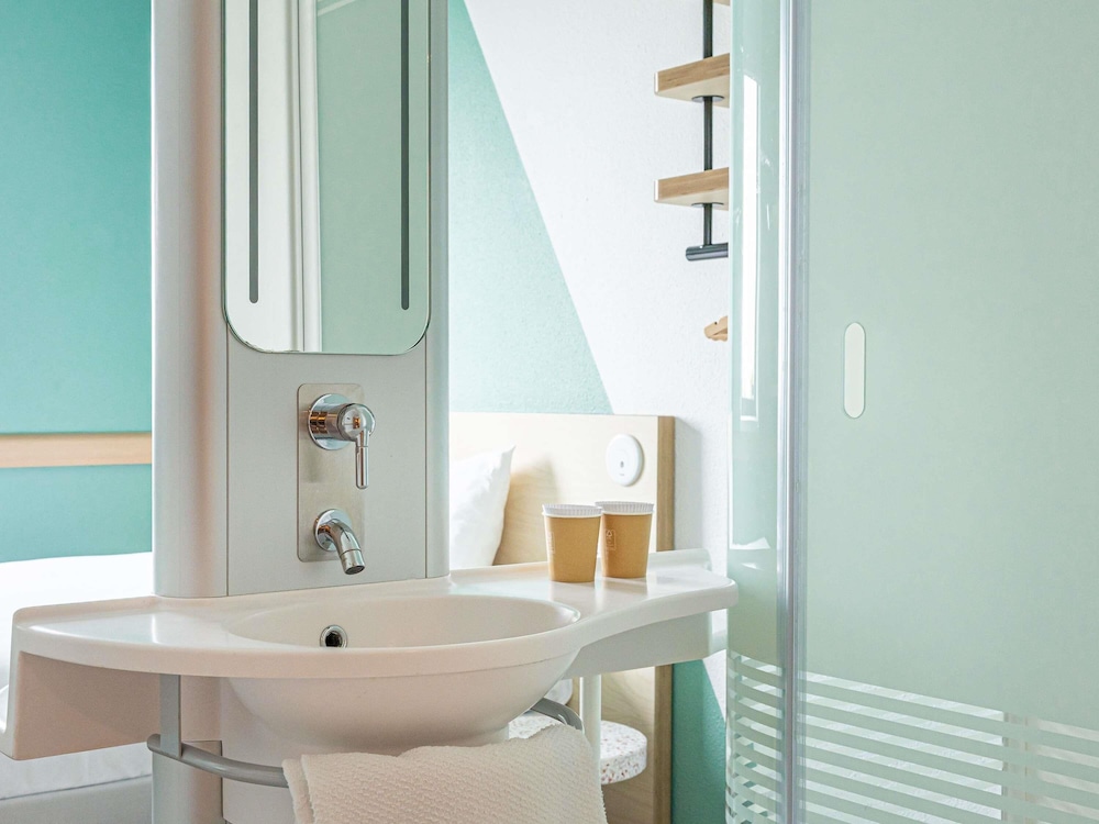 Habitación con dos camas individuales del hotel Ibis Budget Toulouse Aéroport. Foto 5