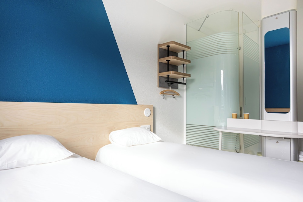 Habitación con dos camas individuales del hotel Ibis Budget Toulouse Aéroport. Foto 6