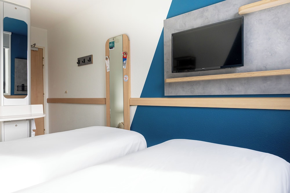 Habitación con dos camas individuales del hotel Ibis Budget Toulouse Aéroport. Foto 7